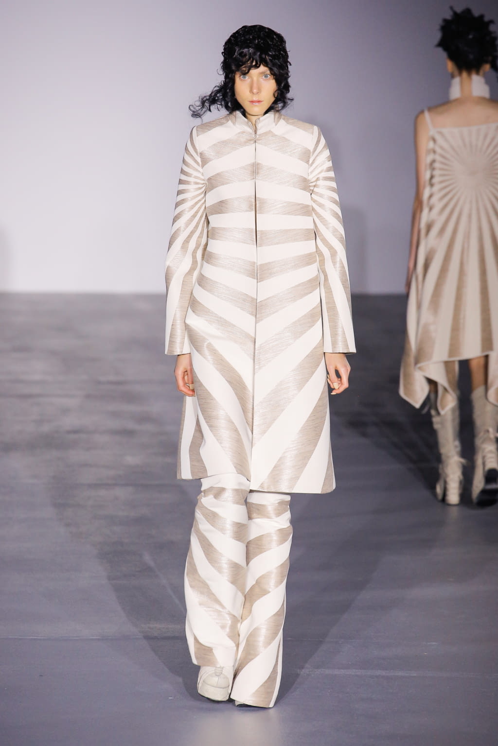 Fashion Week London Spring/Summer 2017 look 18 de la collection Gareth Pugh womenswear