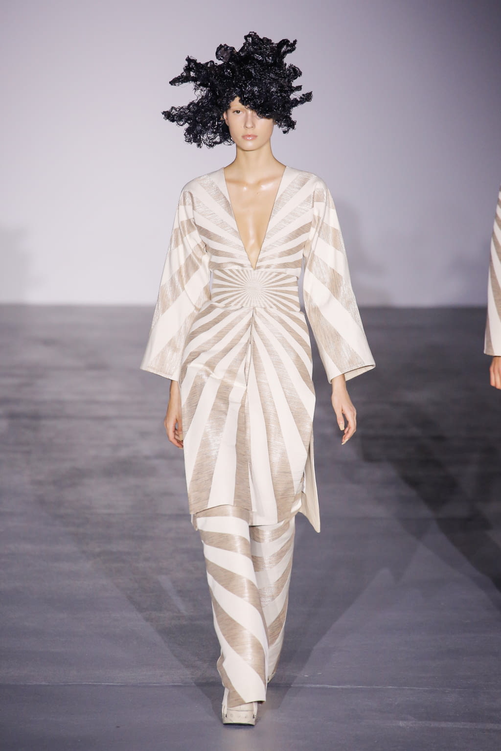 Fashion Week London Spring/Summer 2017 look 19 from the Gareth Pugh collection womenswear