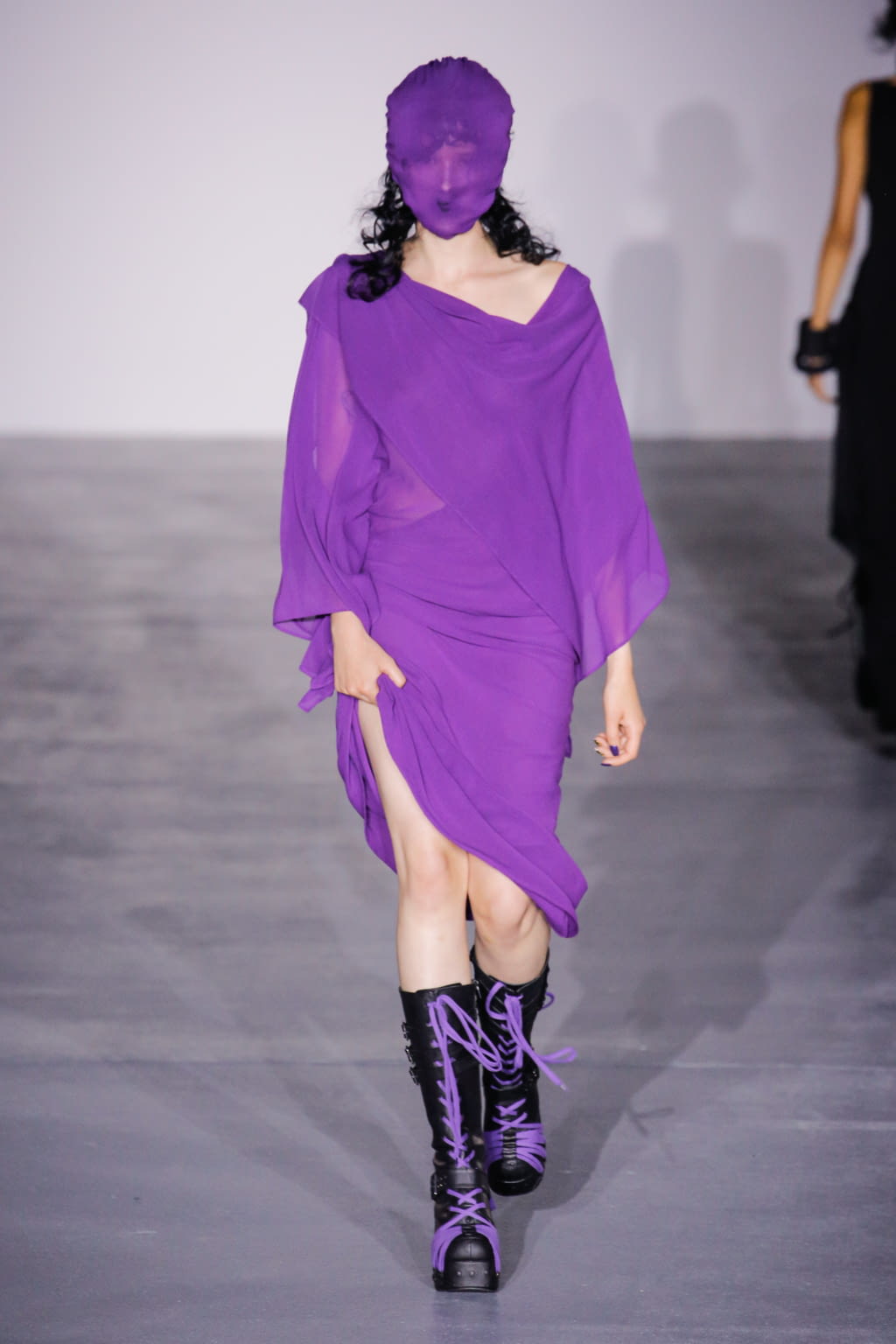 Fashion Week London Spring/Summer 2017 look 22 from the Gareth Pugh collection womenswear