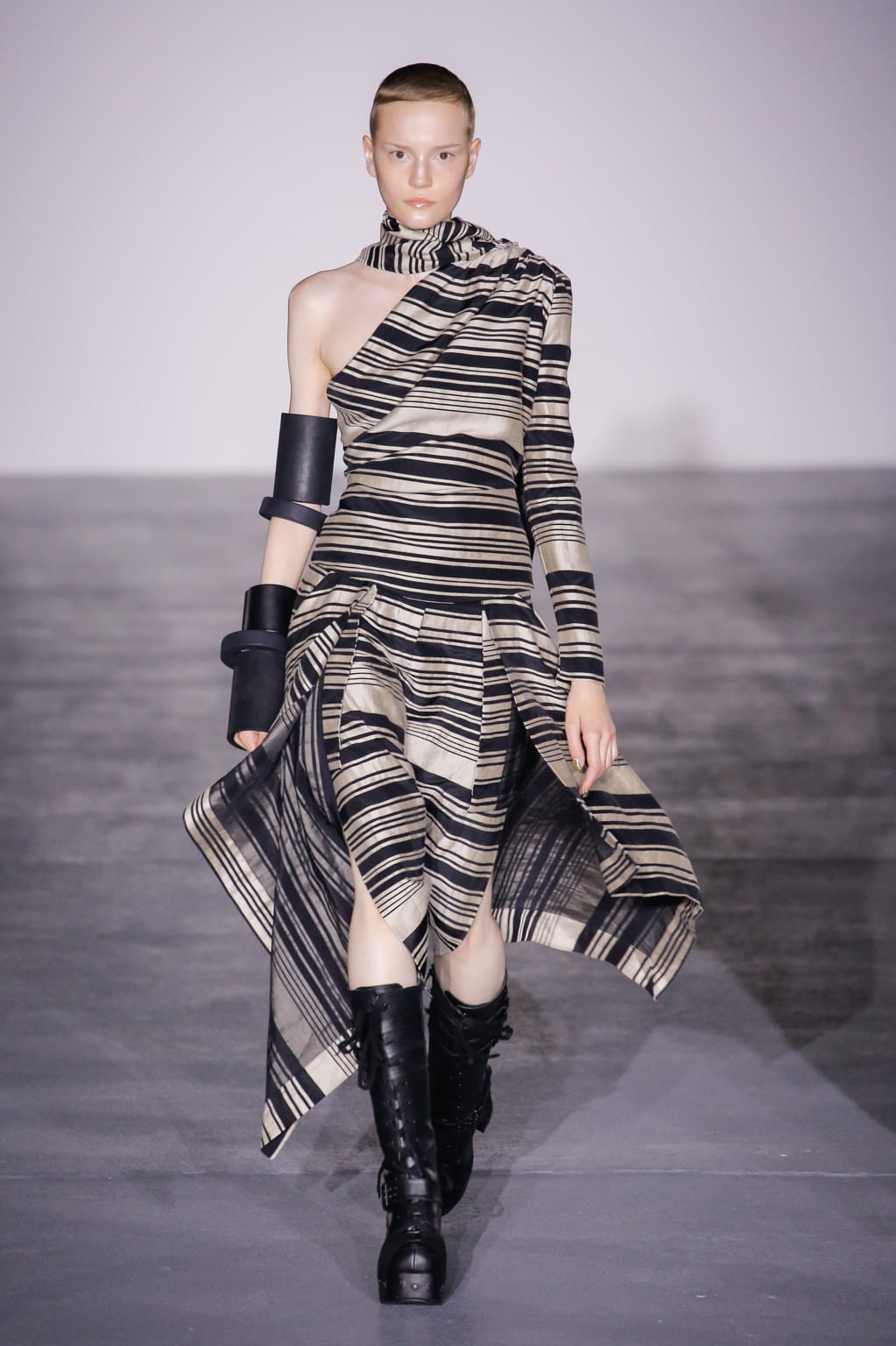 Fashion Week London Spring/Summer 2017 look 29 from the Gareth Pugh collection womenswear