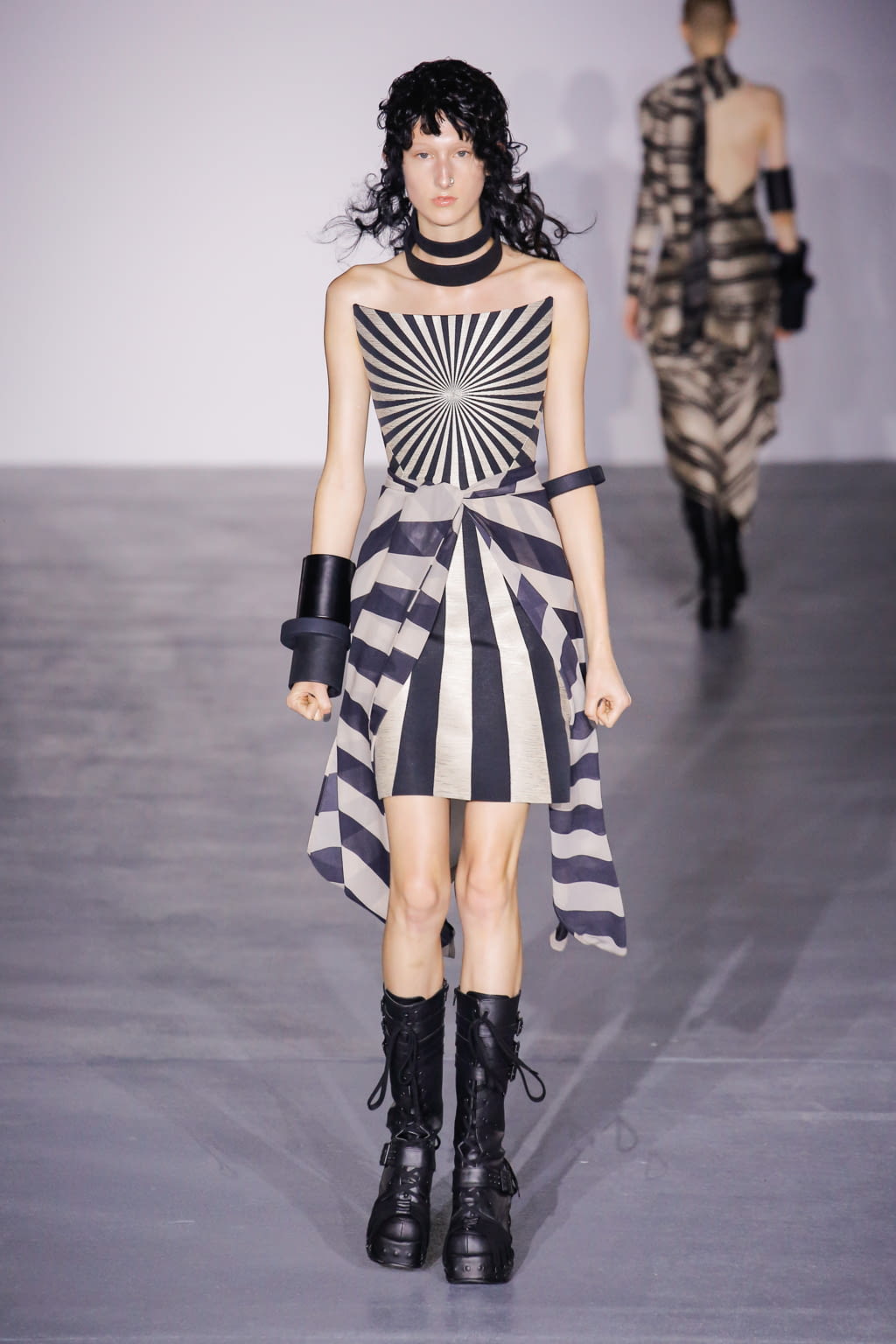 Fashion Week London Spring/Summer 2017 look 30 from the Gareth Pugh collection womenswear