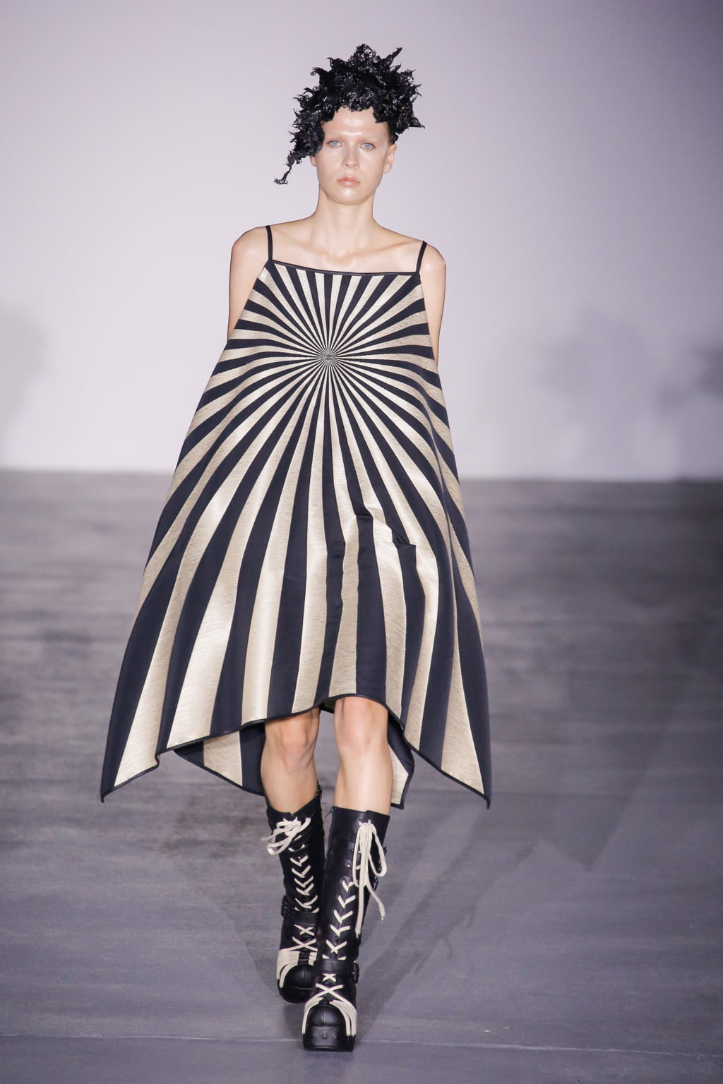 Fashion Week London Spring/Summer 2017 look 33 de la collection Gareth Pugh womenswear