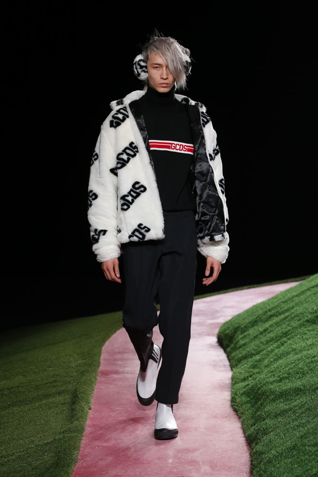 Fashion Week Milan Fall/Winter 2018 look 2 from the GCDS collection menswear