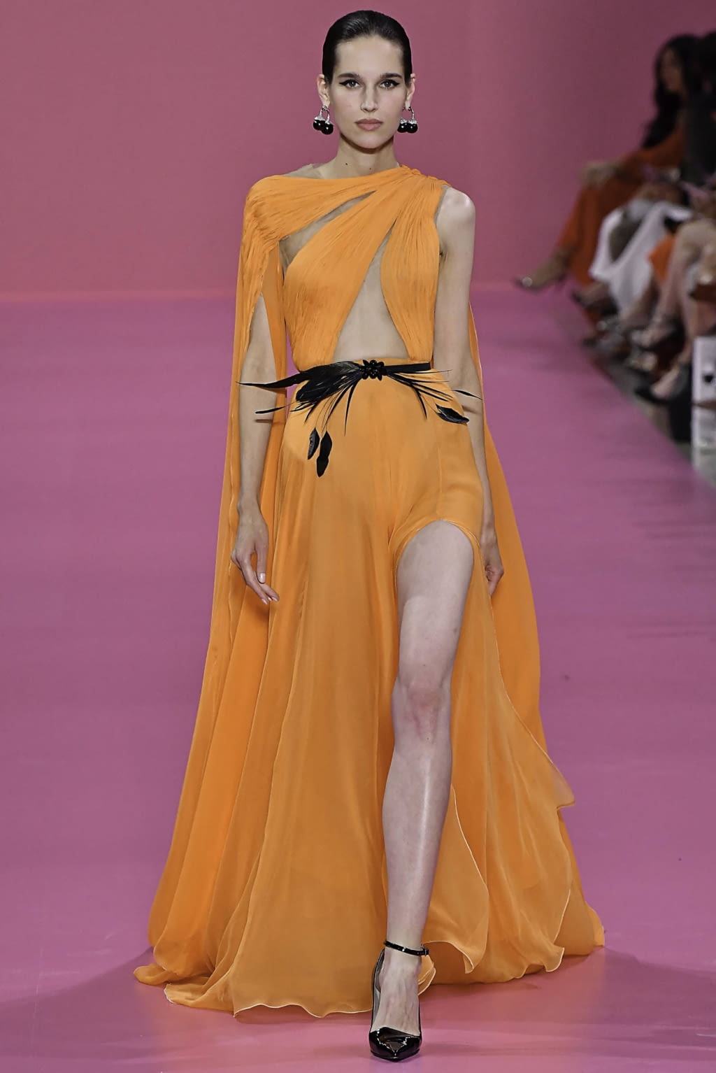 Fashion Week Paris Fall/Winter 2019 look 14 de la collection Georges Hobeika couture