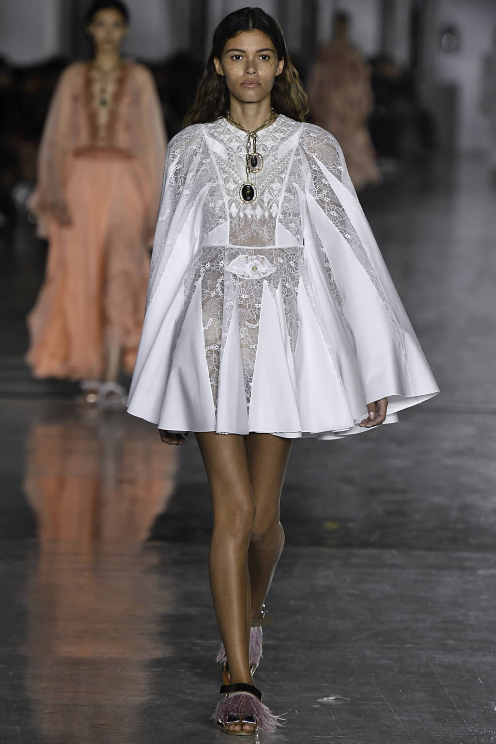Fashion Week Paris Spring/Summer 2019 look 33 de la collection Giambattista Valli womenswear