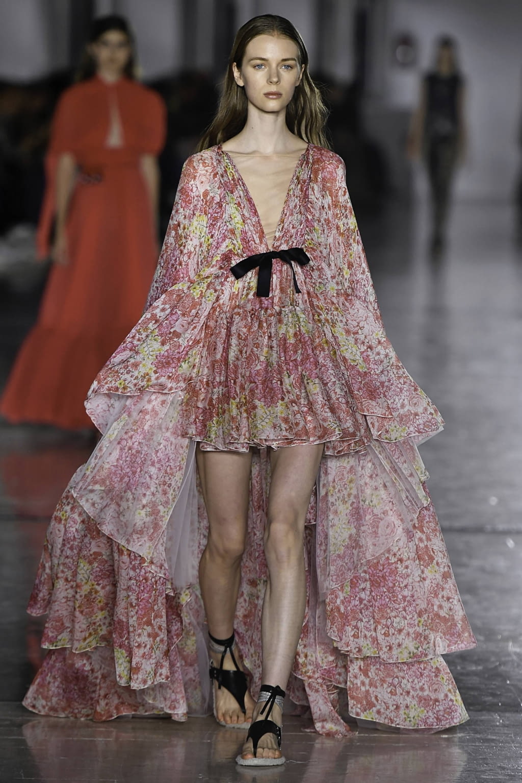 Fashion Week Paris Spring/Summer 2019 look 38 from the Giambattista Valli collection 女装
