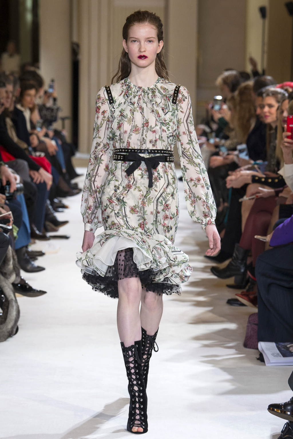 Fashion Week Paris Fall/Winter 2017 look 12 from the Giambattista Valli collection 女装