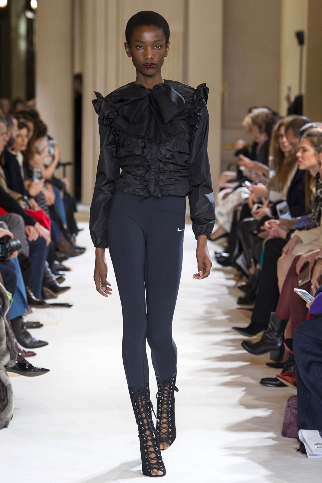 Fashion Week Paris Fall/Winter 2017 look 25 from the Giambattista Valli collection womenswear