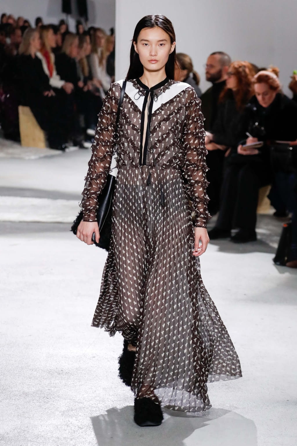 Fashion Week Paris Fall/Winter 2018 look 13 from the Giambattista Valli collection 女装