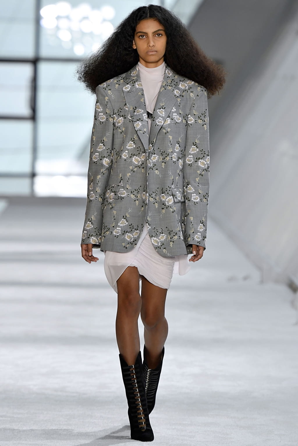 Fashion Week Paris Fall/Winter 2019 look 1 from the Giambattista Valli collection 女装
