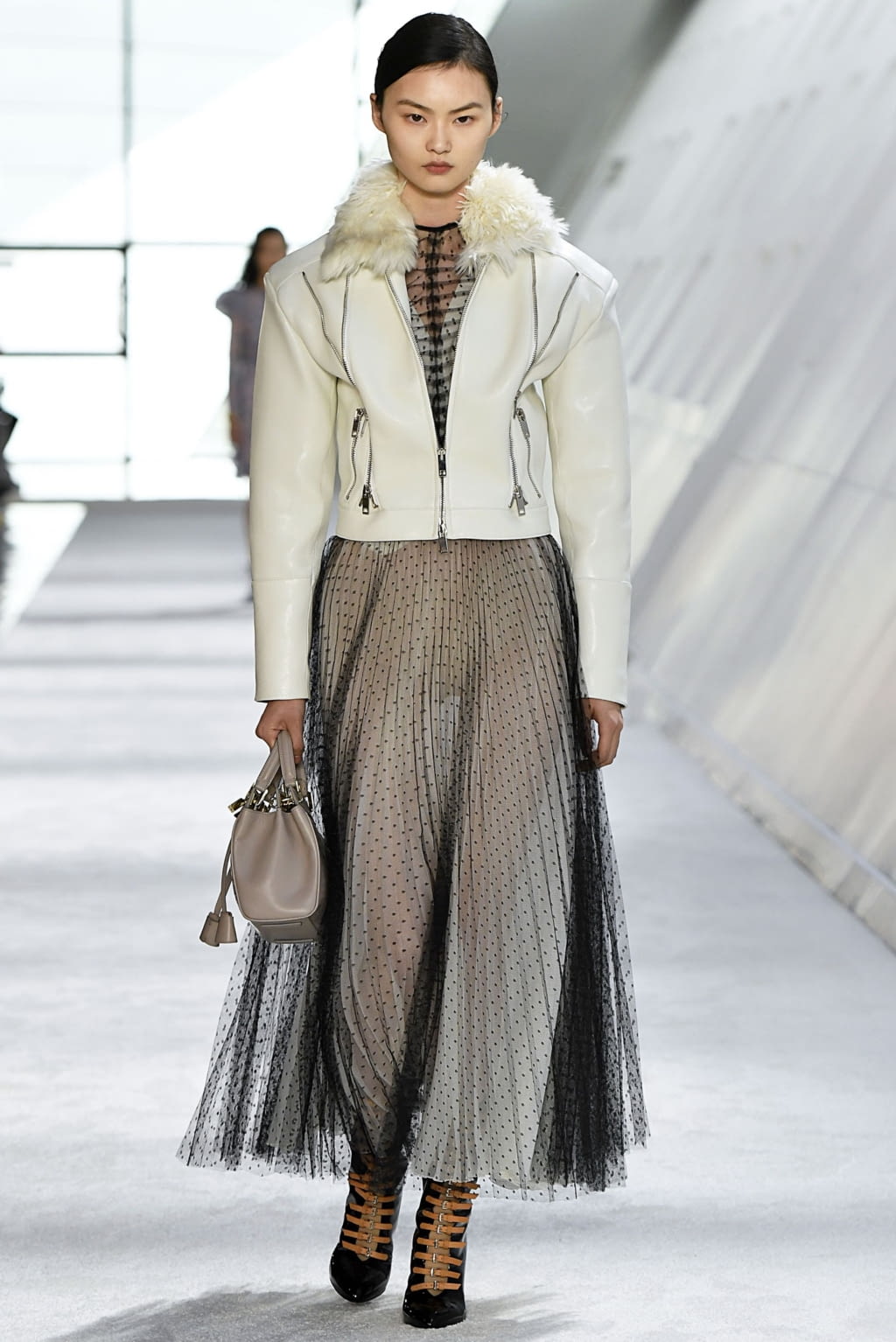 Fashion Week Paris Fall/Winter 2019 look 24 from the Giambattista Valli collection 女装