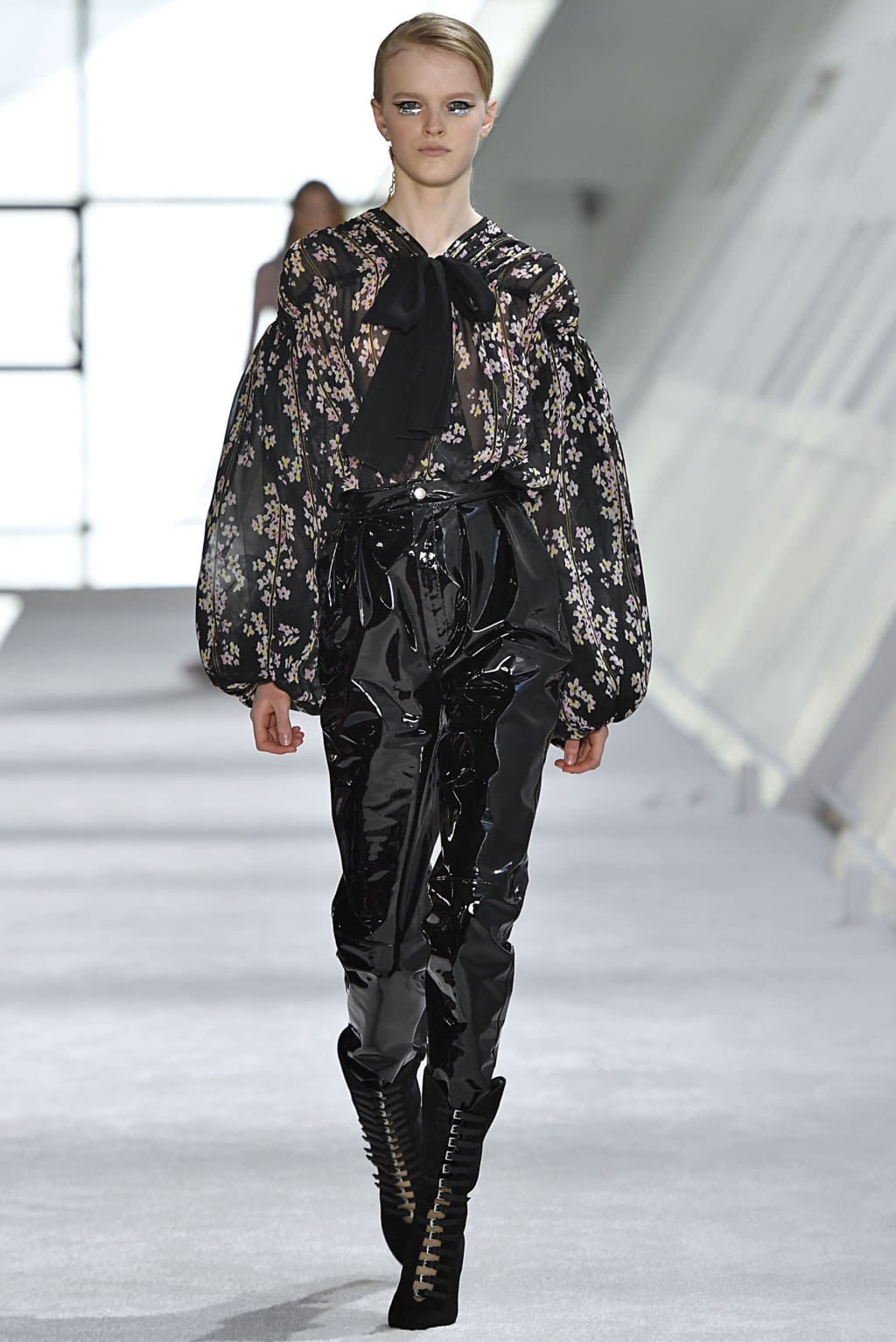 Fashion Week Paris Fall/Winter 2019 look 52 from the Giambattista Valli collection 女装