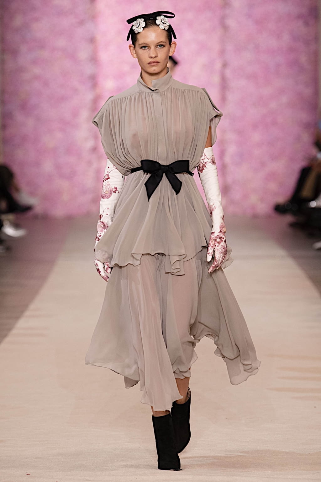 Fashion Week Paris Fall/Winter 2020 look 22 from the Giambattista Valli collection 女装
