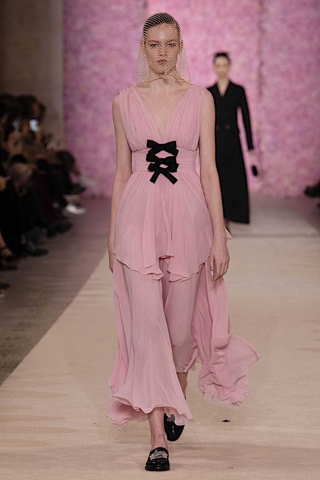 Fashion Week Paris Fall/Winter 2020 look 27 from the Giambattista Valli collection 女装