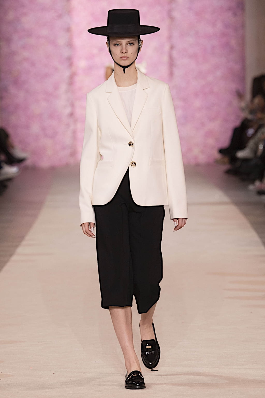 Fashion Week Paris Fall/Winter 2020 look 56 from the Giambattista Valli collection 女装