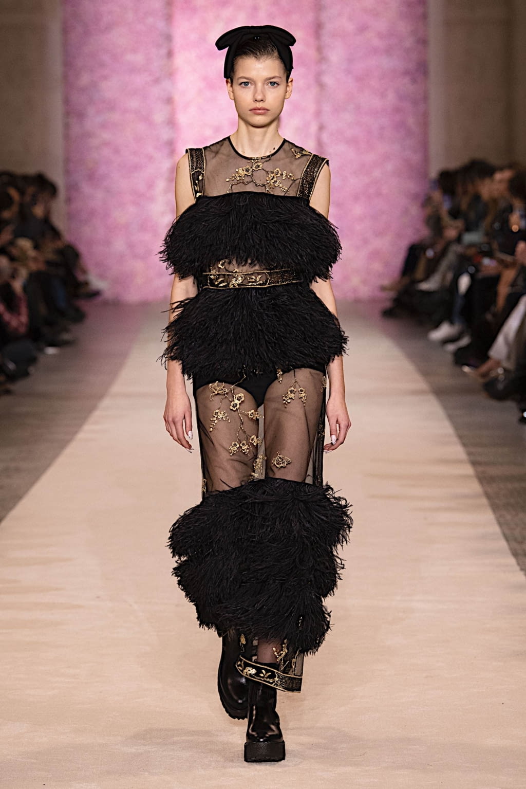 Fashion Week Paris Fall/Winter 2020 look 42 from the Giambattista Valli collection 女装