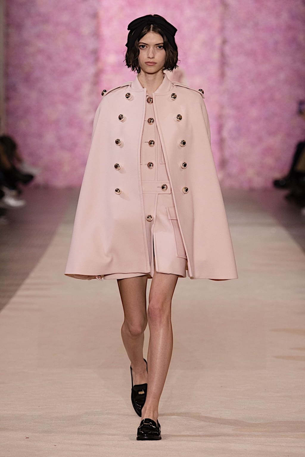 Fashion Week Paris Fall/Winter 2020 look 1 from the Giambattista Valli collection 女装
