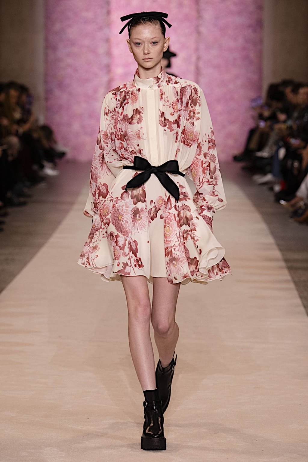 Fashion Week Paris Fall/Winter 2020 look 2 from the Giambattista Valli collection 女装
