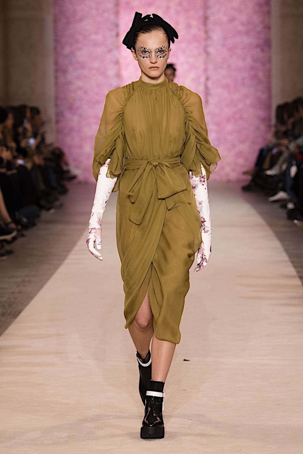 Fashion Week Paris Fall/Winter 2020 look 39 from the Giambattista Valli collection 女装
