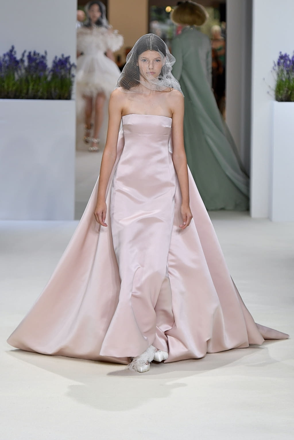 Fashion Week Paris Fall/Winter 2018 look 26 from the Giambattista Valli collection couture