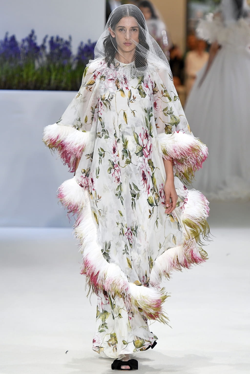 Fashion Week Paris Fall/Winter 2018 look 30 from the Giambattista Valli collection couture
