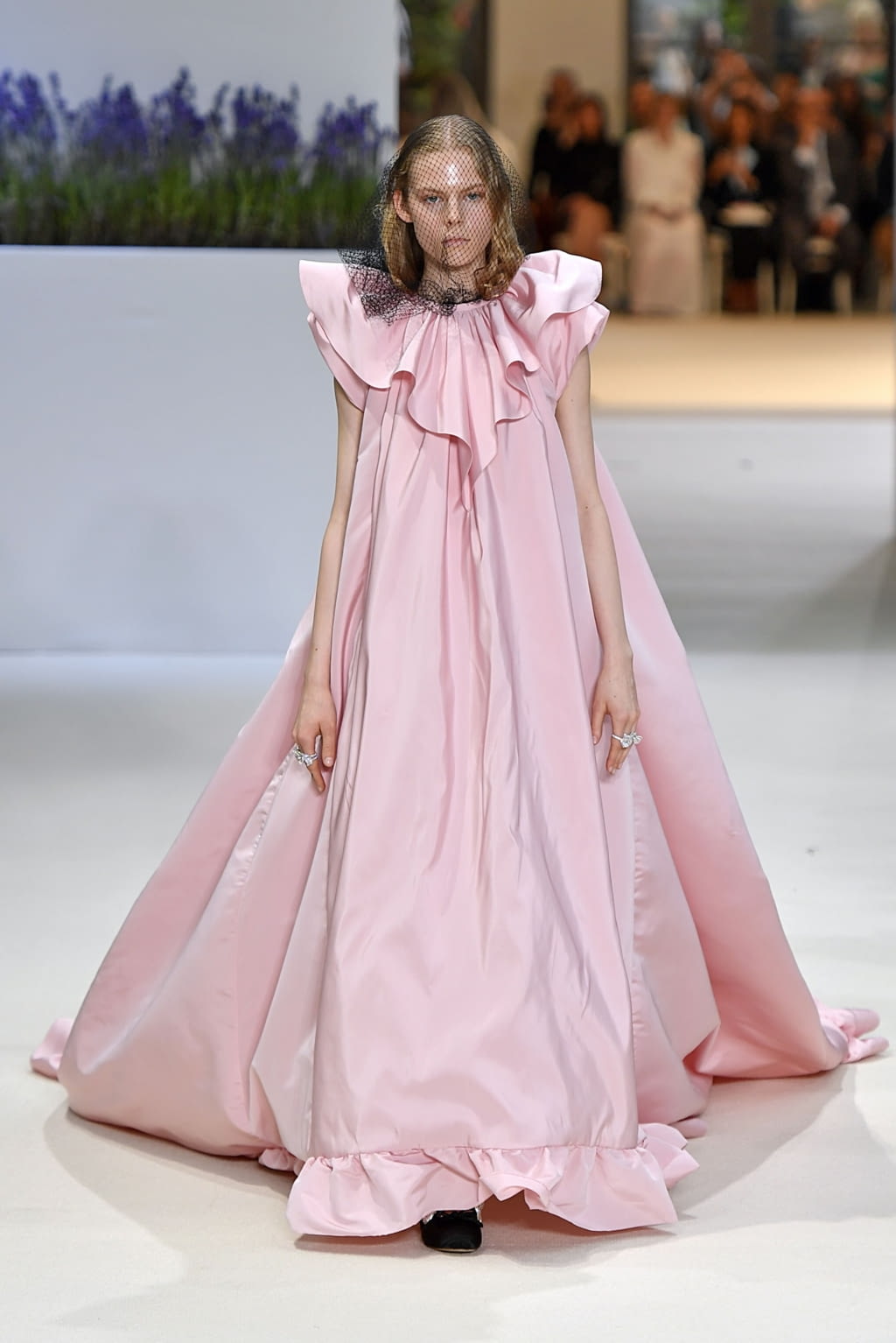 Fashion Week Paris Fall/Winter 2018 look 48 from the Giambattista Valli collection couture