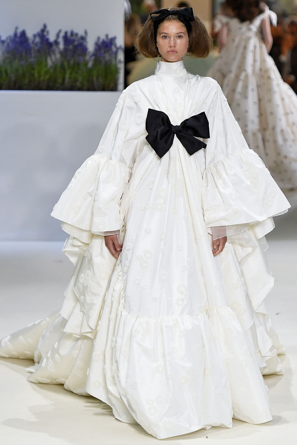 Fashion Week Paris Fall/Winter 2018 look 54 from the Giambattista Valli collection couture