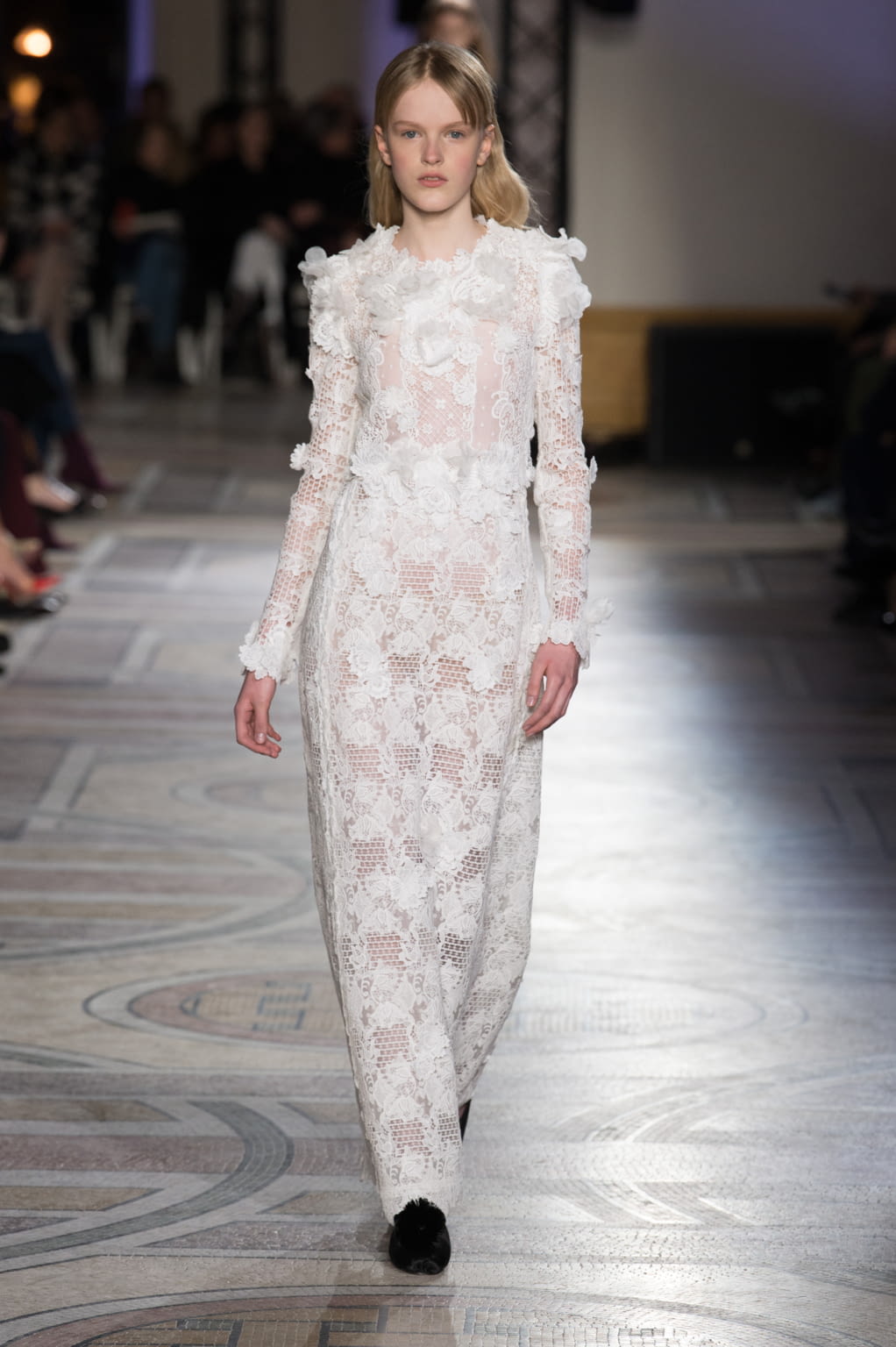 Fashion Week Paris Spring/Summer 2018 look 1 from the Giambattista Valli collection couture