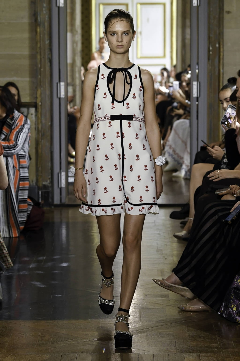 Fashion Week Paris Spring/Summer 2020 look 2 de la collection Giambattista Valli womenswear