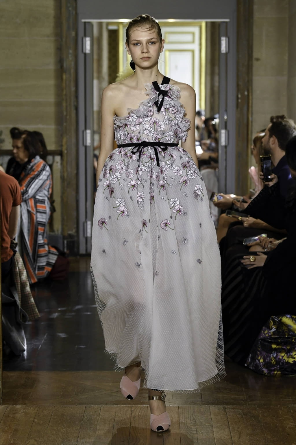 Fashion Week Paris Spring/Summer 2020 look 16 from the Giambattista Valli collection 女装