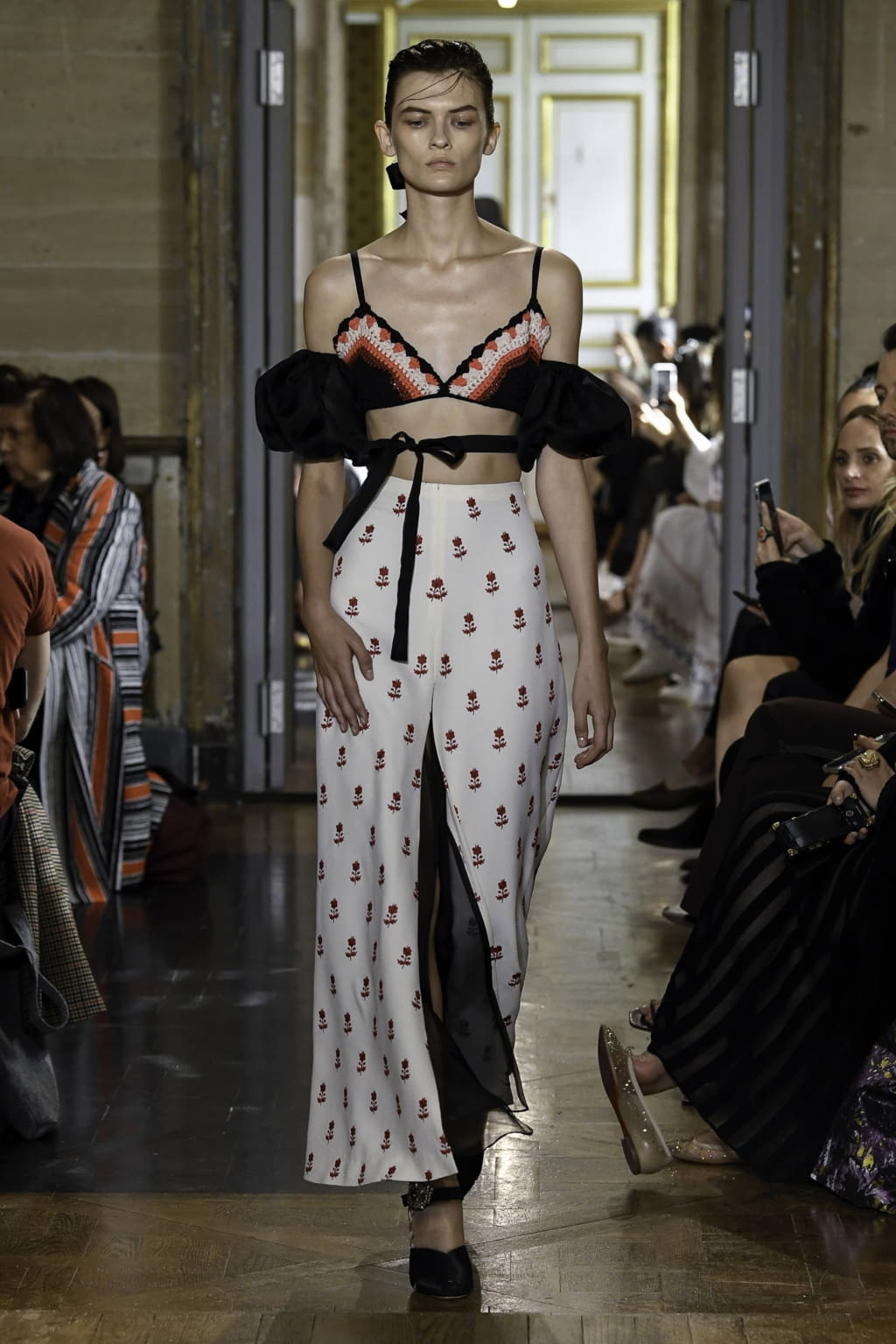 Fashion Week Paris Spring/Summer 2020 look 30 from the Giambattista Valli collection 女装