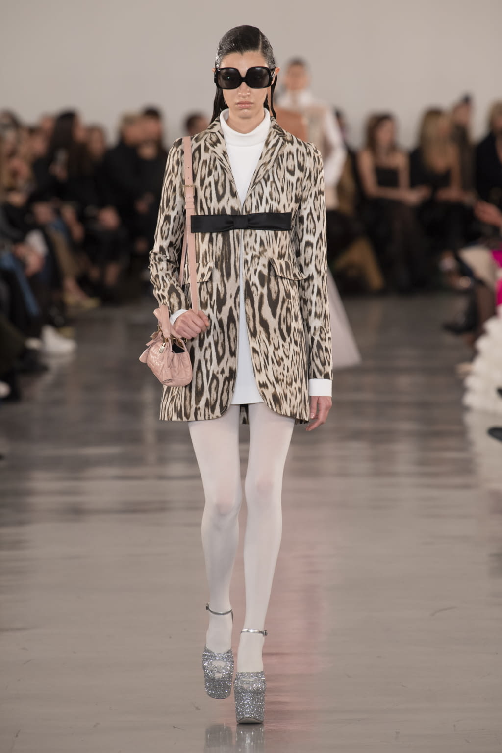Fashion Week Paris Fall/Winter 2022 look 8 from the Giambattista Valli collection 女装