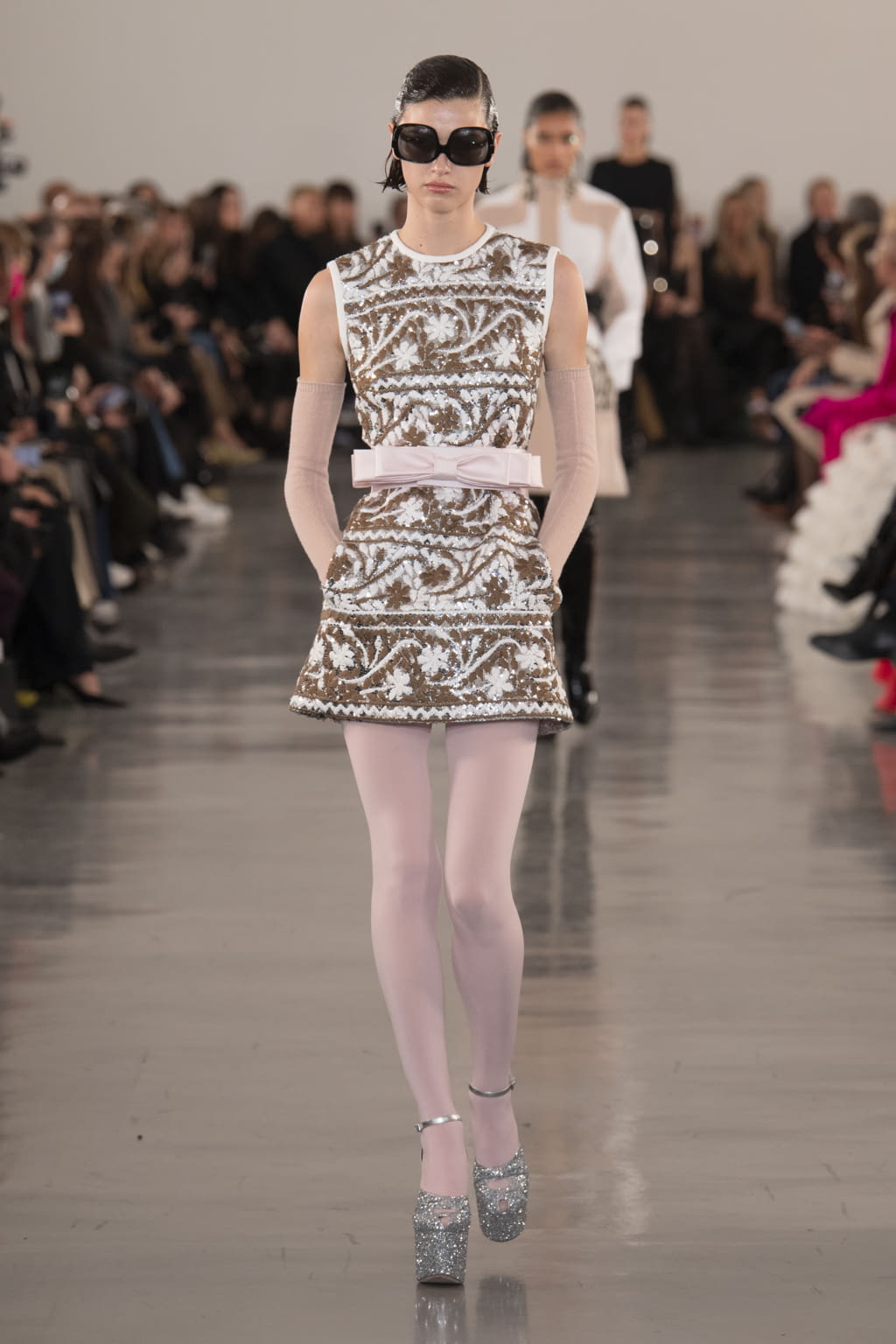 Fashion Week Paris Fall/Winter 2022 look 22 de la collection Giambattista Valli womenswear