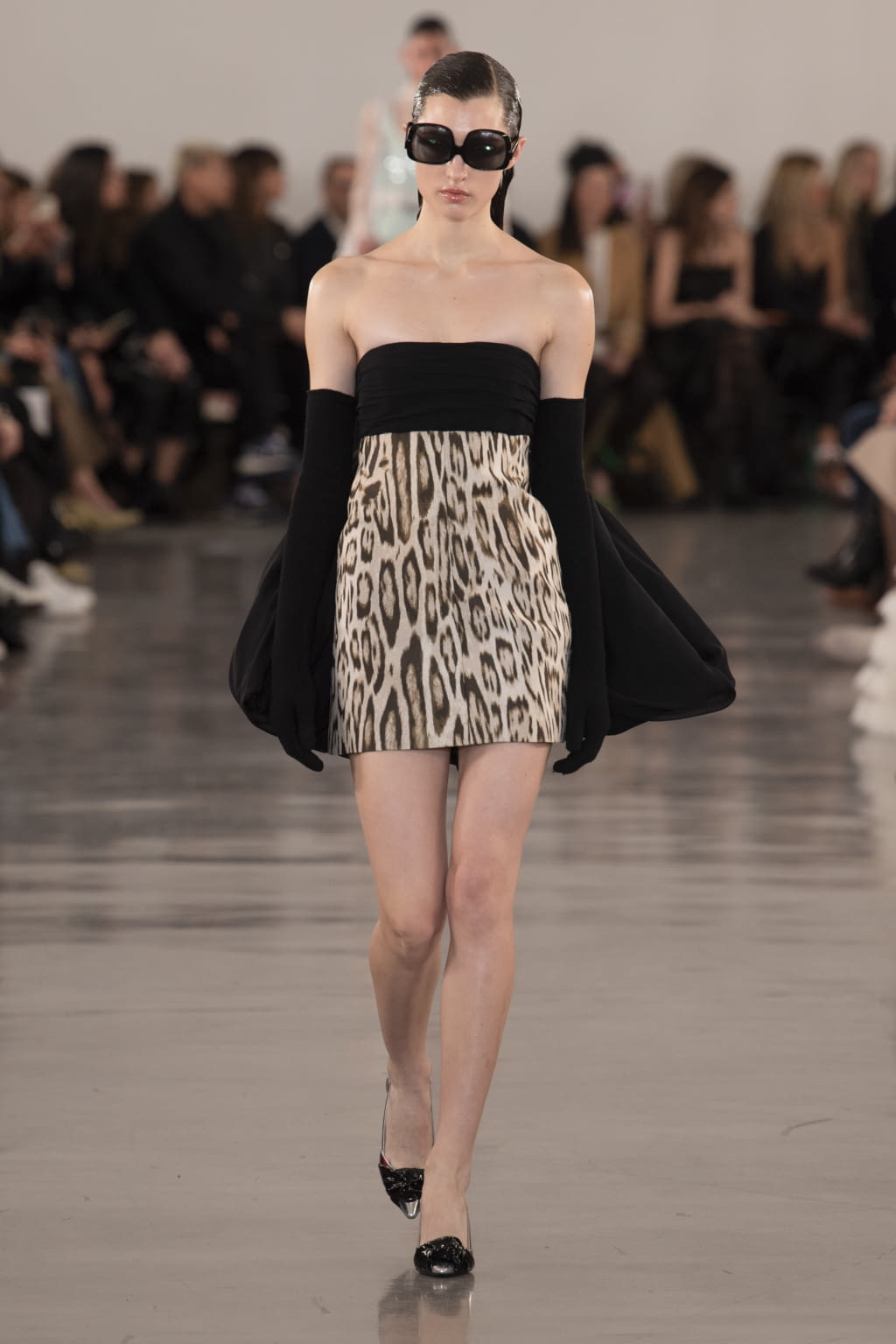 Fashion Week Paris Fall/Winter 2022 look 25 from the Giambattista Valli collection womenswear