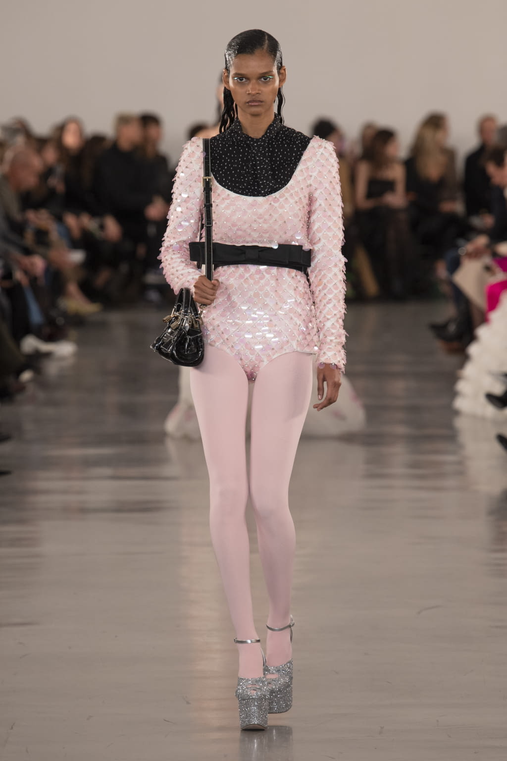 Fashion Week Paris Fall/Winter 2022 look 39 de la collection Giambattista Valli womenswear