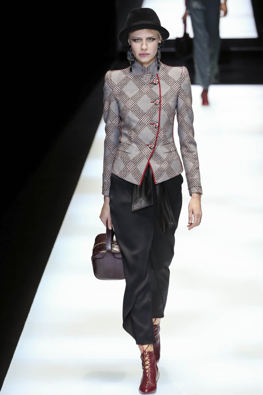 Fashion Week Milan Fall/Winter 2017 look 9 from the Giorgio Armani collection womenswear