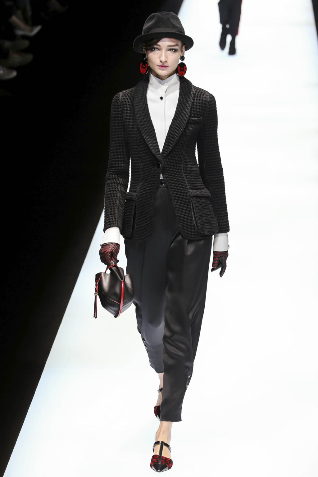 Fashion Week Milan Fall/Winter 2017 look 16 from the Giorgio Armani collection 女装
