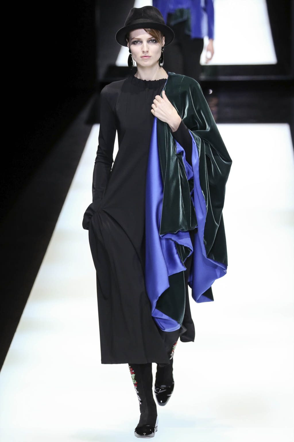 Fashion Week Milan Fall/Winter 2017 look 33 from the Giorgio Armani collection womenswear