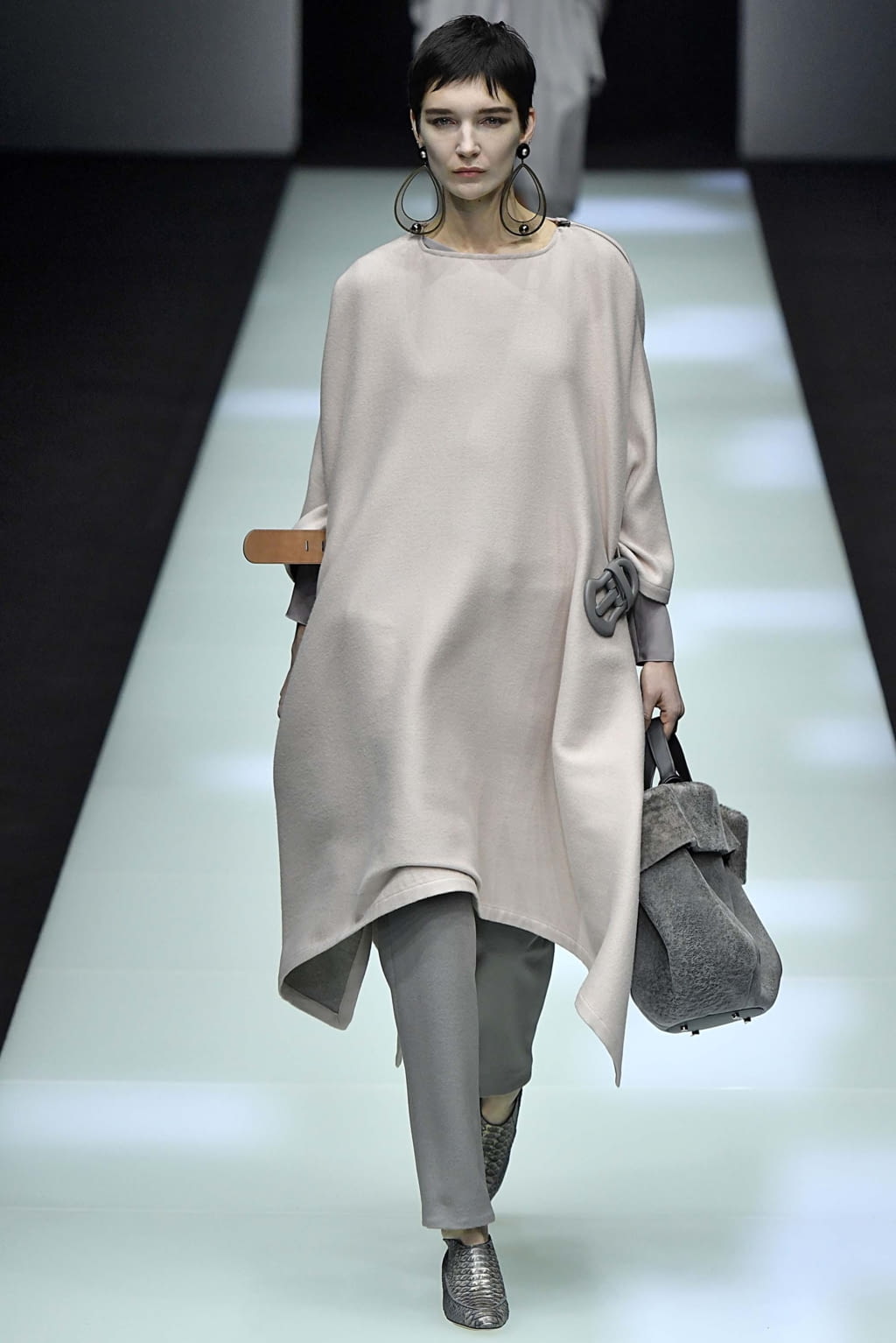 Fashion Week Milan Fall/Winter 2018 look 2 from the Giorgio Armani collection 女装