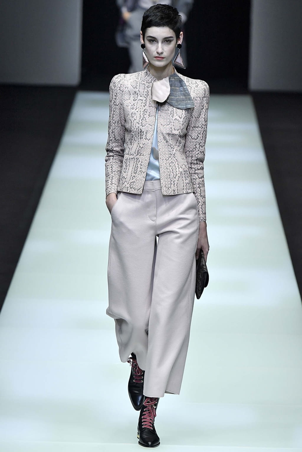 Fashion Week Milan Fall/Winter 2018 look 12 from the Giorgio Armani collection 女装