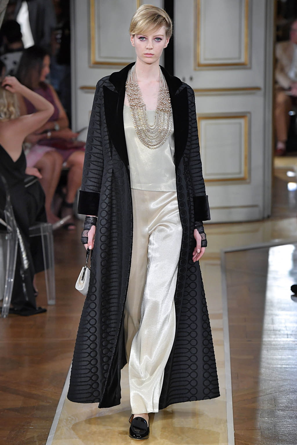 Fashion Week Paris Fall/Winter 2018 look 21 from the Giorgio Armani Privé collection couture