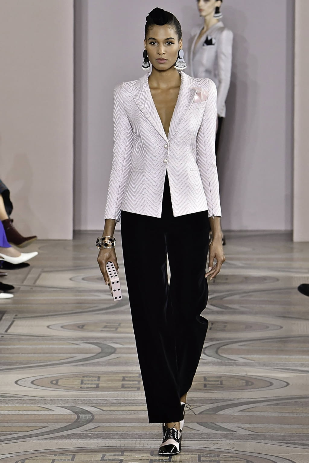 Fashion Week Paris Fall/Winter 2019 look 1 from the Giorgio Armani Privé collection couture