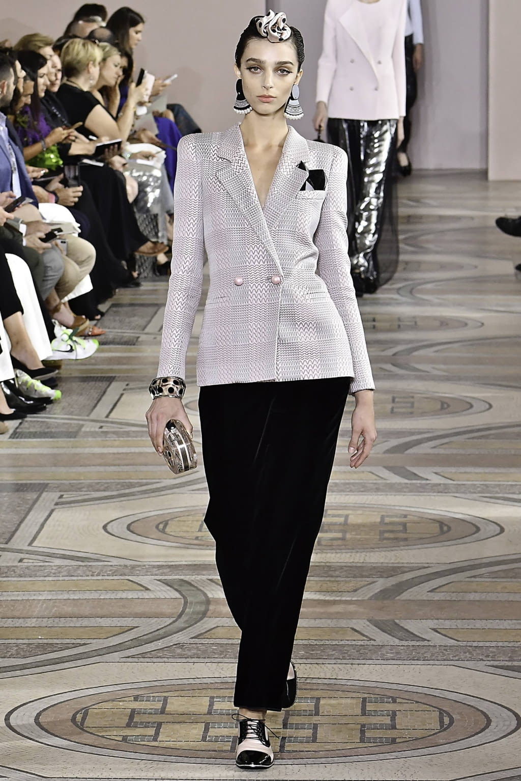 Fashion Week Paris Fall/Winter 2019 look 2 from the Giorgio Armani Privé collection 高级定制