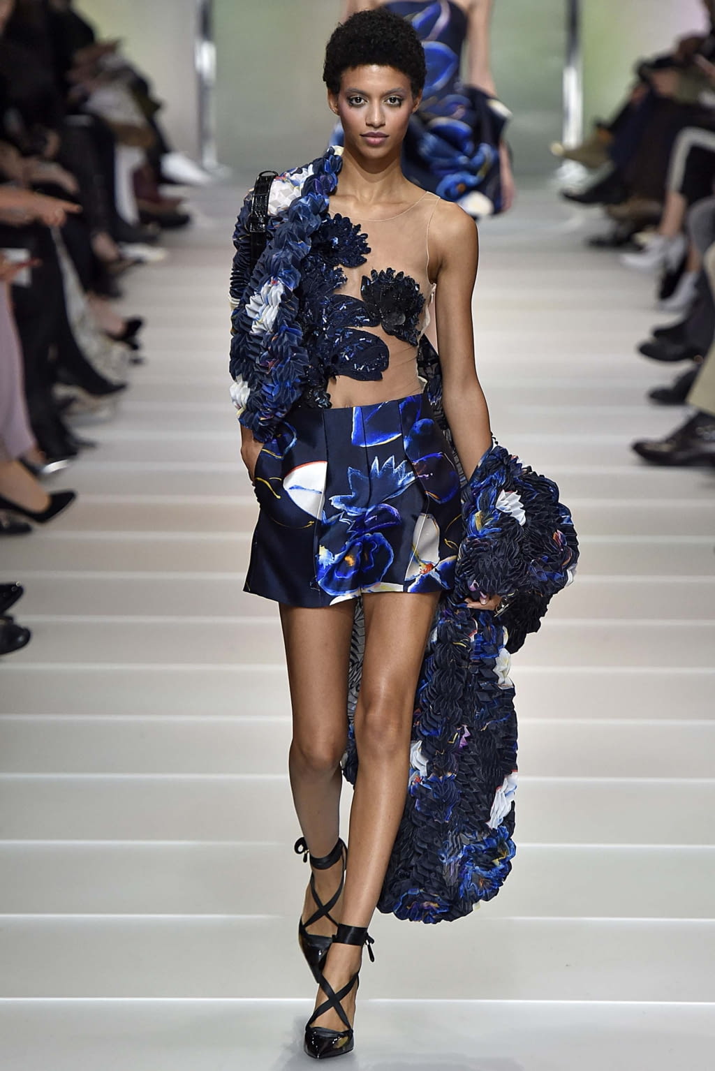 Fashion Week Paris Spring/Summer 2018 look 24 de la collection Giorgio Armani Privé couture
