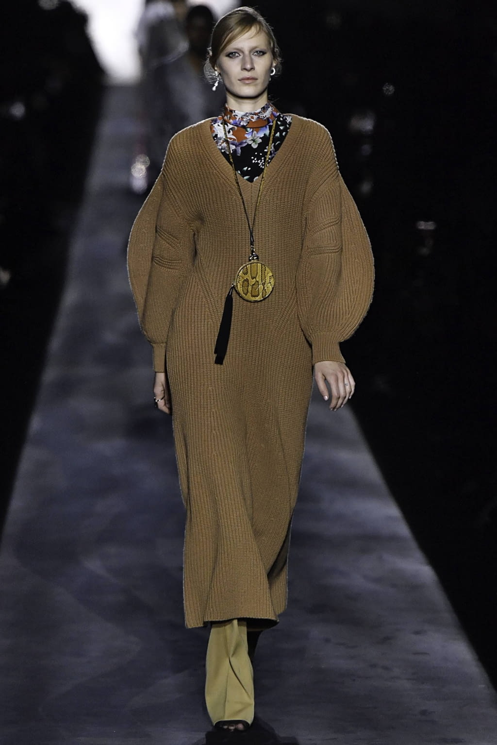 Fashion Week Paris Fall/Winter 2019 look 4 de la collection Givenchy womenswear