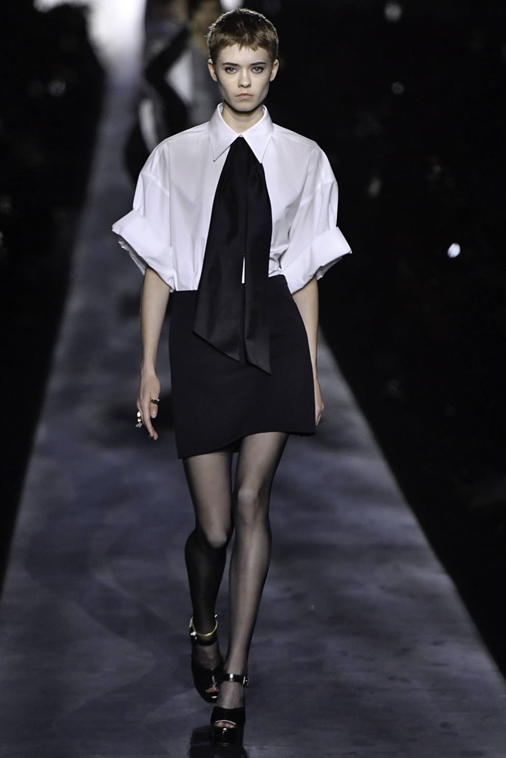 Fashion Week Paris Fall/Winter 2019 look 7 de la collection Givenchy womenswear