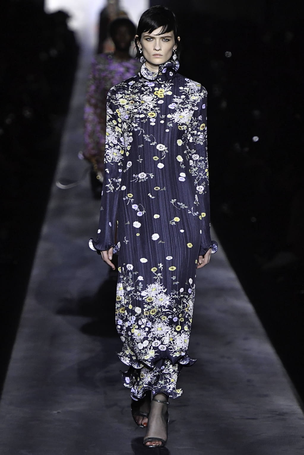 Fashion Week Paris Fall/Winter 2019 look 9 de la collection Givenchy womenswear