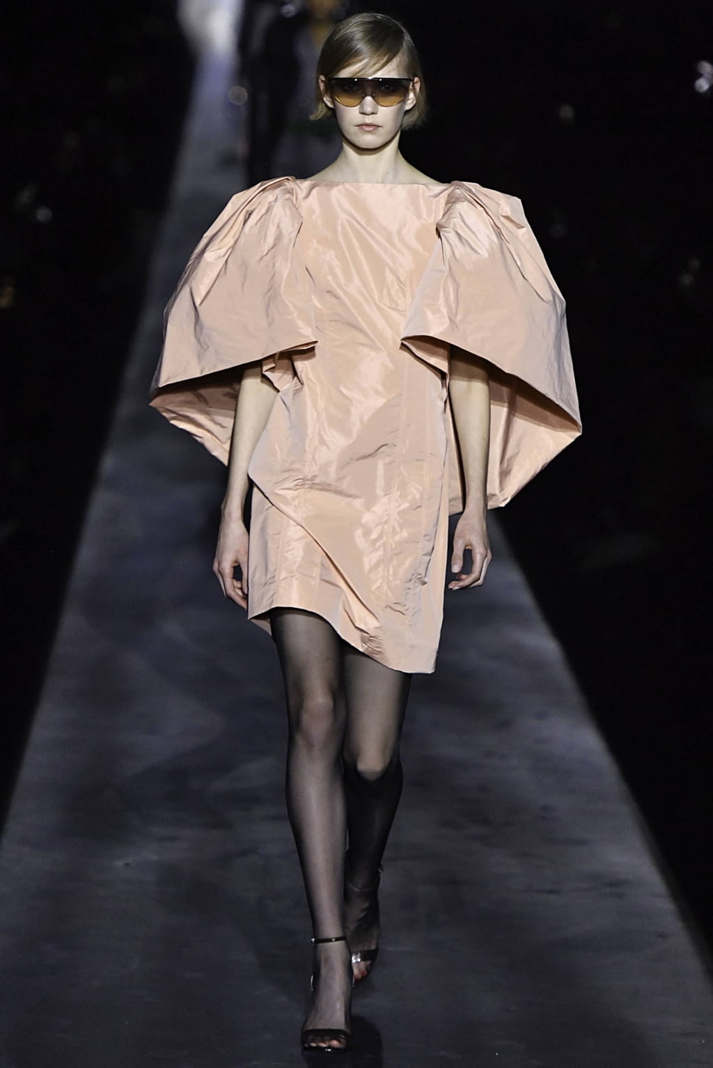 Fashion Week Paris Fall/Winter 2019 look 17 de la collection Givenchy womenswear