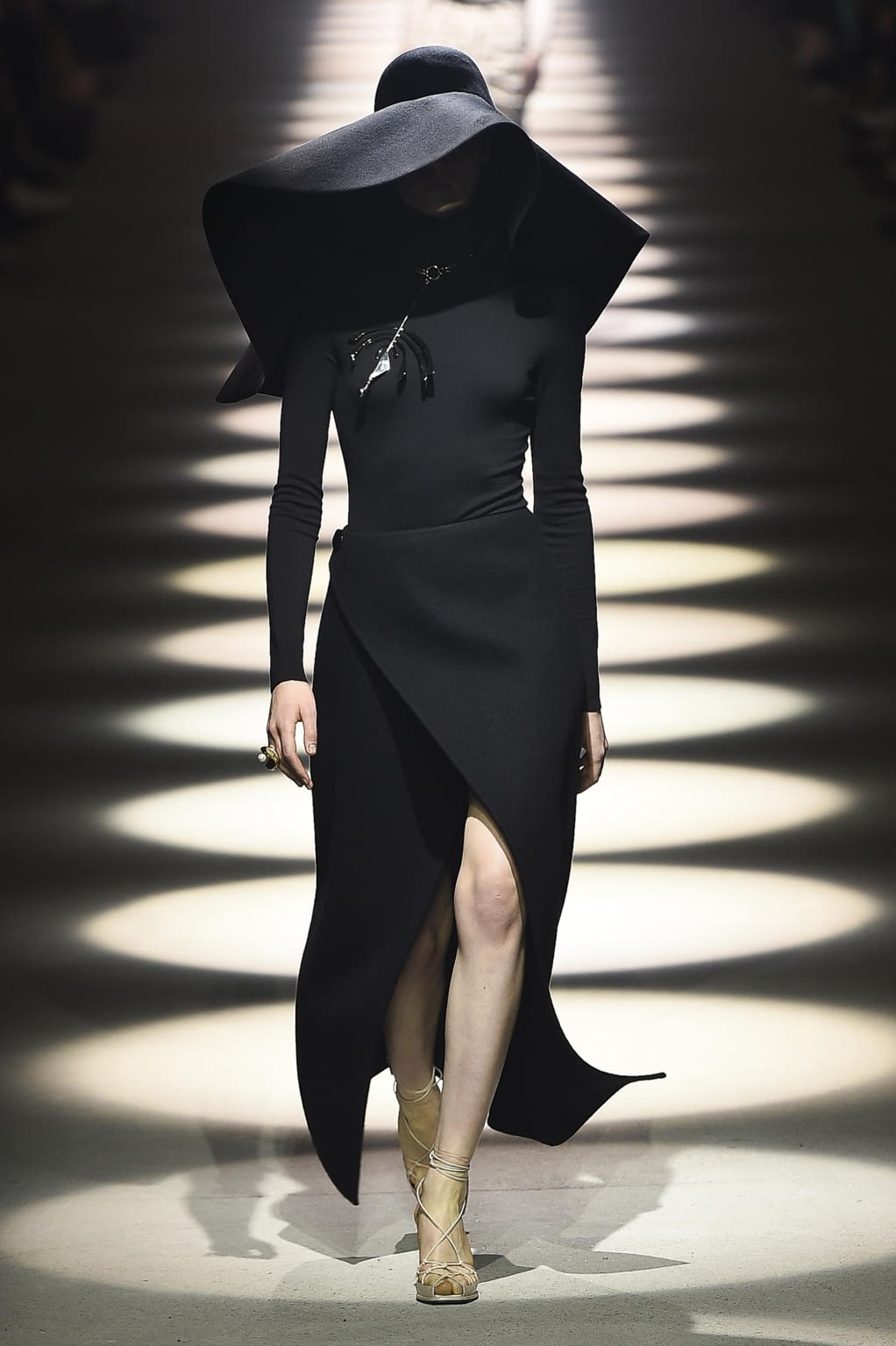 Fashion Week Paris Fall/Winter 2020 look 1 de la collection Givenchy womenswear