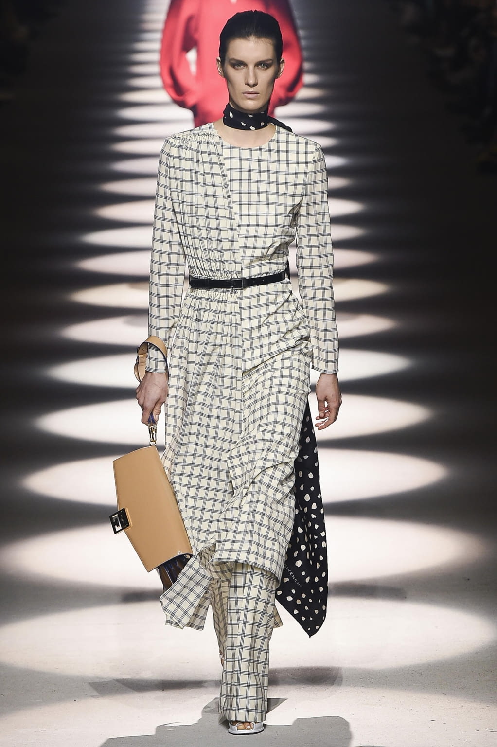 Fashion Week Paris Fall/Winter 2020 look 2 de la collection Givenchy womenswear